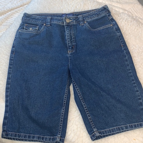 Bill Blass Bermuda Jeans in Size 10. NWOT. Cute Snap pocket in front. - Picture 1 of 6